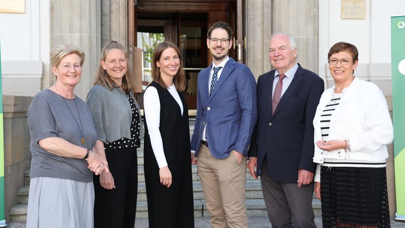 Das Bild zeigt die sechs genannten Personen. Sie stehen vor dem Eingang der Alten Stadtkasse Oldenburg und lächeln in die Kamera.