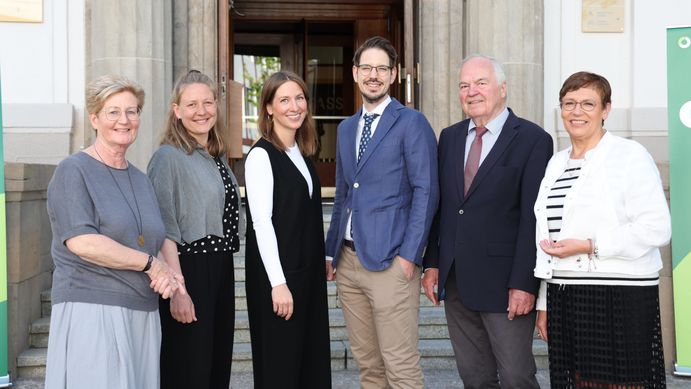 Das Bild zeigt die sechs genannten Personen. Sie stehen vor dem Eingang der Alten Stadtkasse Oldenburg und lächeln in die Kamera.