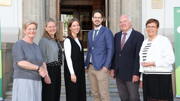 Das Bild zeigt die sechs genannten Personen. Sie stehen vor dem Eingang der Alten Stadtkasse Oldenburg und lächeln in die Kamera.