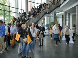 Teilnehmende an den Konferenzen im A-14 Foyer