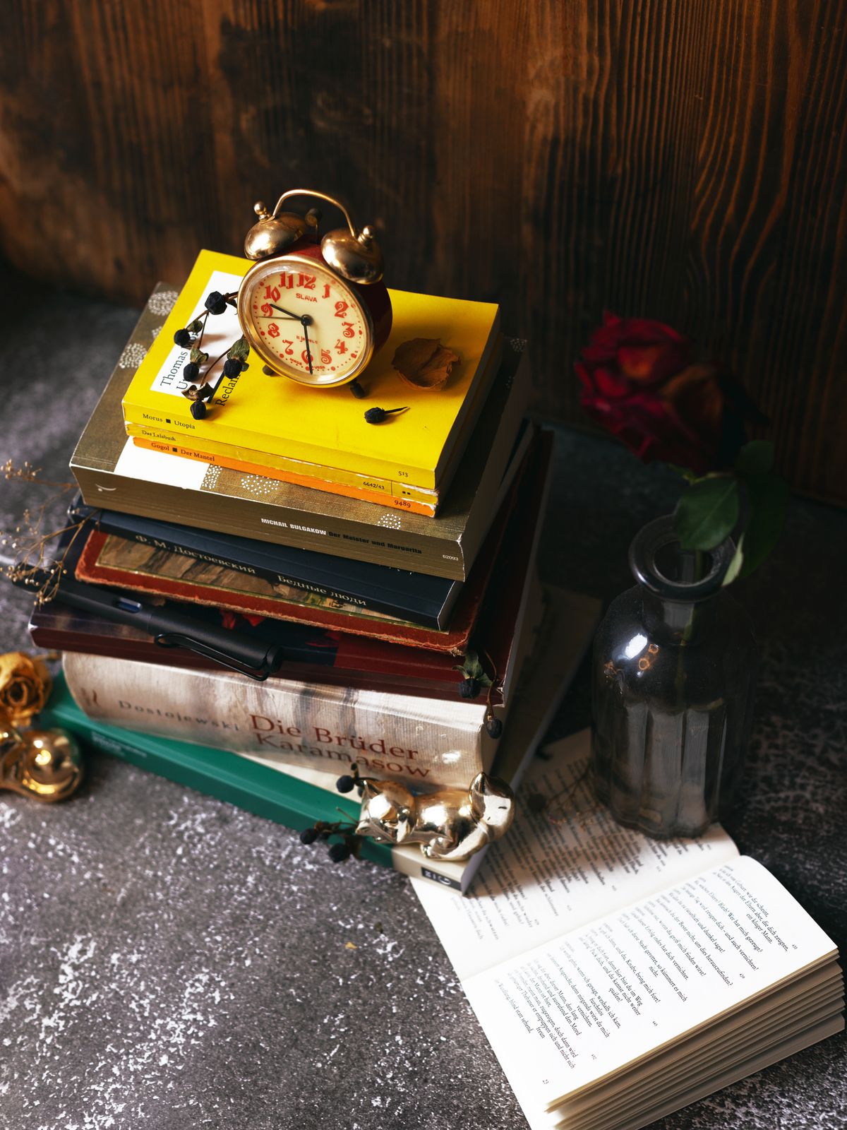 "Klassische Literatur"  —  Christina Bartel — Einige der vielen klassischen Literaturwerke, die ich für Vorlesungen, Seminare, Hausarbeiten sowie für meine Bachelorarbeit für den Bereich der Germanistik sowie Slavistik gelesen und analysiert habe.
