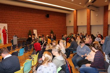 Das Foro zeigt einen Vortragssaal der mit Menschen gefüllt ist.