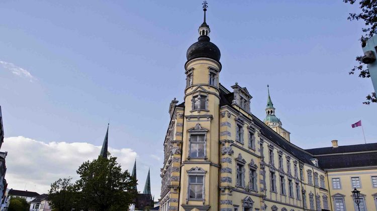 Das Oldenburger Schloss Das Oldenburger Schloss mit hellgelber Fassade und grüner Kuppel.
