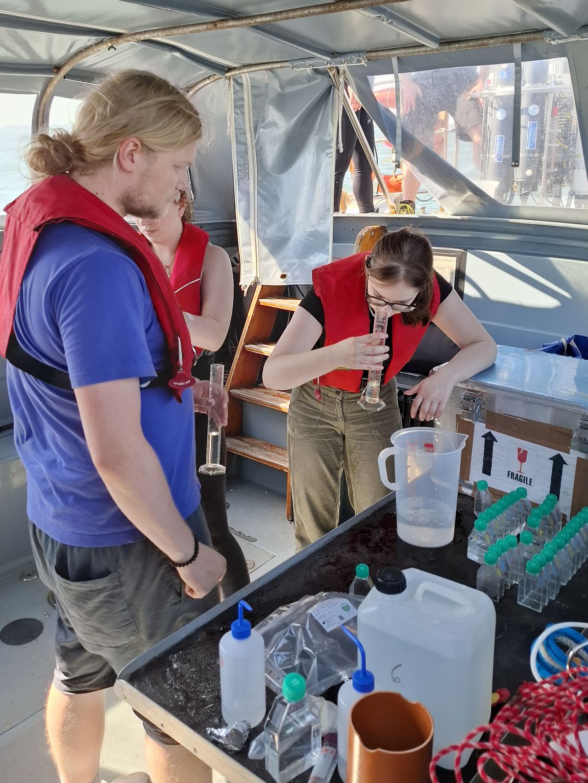 Prost! — Sophia Pelzel — Im Rahmen des Umweltwissenschaftlichen Orientierungsprojektes Plankton wurden auf einer Ausfahrt mit dem Forschungsschiff "Otzum" Planktonproben entnommen. Um das Verhalten der Gemeinschaften bei Nährstoffzugaben zu untersuchen wurden mehrere Replikate abgemessen.