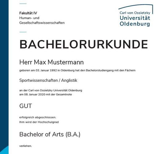  Das Bild zeigt eine Bachelorurkunde im Design der Uni Oldenburg. Die Schrift ist Schwarz, die Urkunde hat einen blauen Rand und ein blaues Logo. Der Student ist ein Herr Max Mustermann, der sein Studium der Anglistik und Sportwissenschaften mit "gut" abgeschlossen hat.