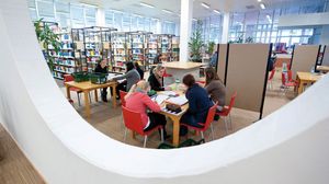 Bibliothek durch ein Fenster Bibliothek durch ein Fenster fotografiert