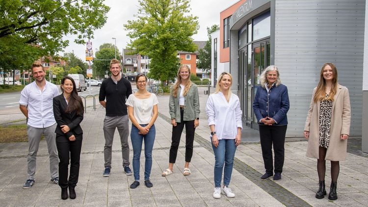 Die acht Personen stehen vor dem Hörsaalzentrum.