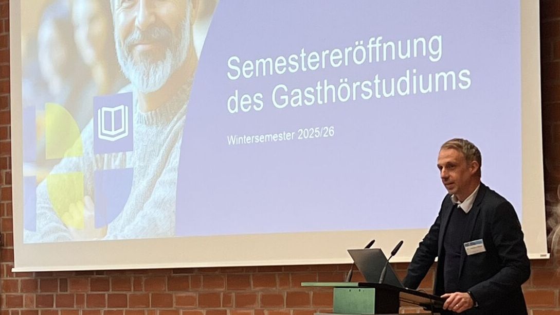 Dr. Joachim Stöter, Leiter des Bereichs Offene Hochschule am C3L, begrüßt die Gasthörenden und Interessierten.
