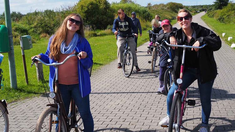 Exkursion auf die Nordsee-Insel Langeoog Eine Gruppe von Menschen auf Fahrrädern auf Langeoog.