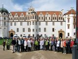 Gruppenbild vor dem Celler Schloß