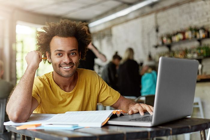 Strategisches Marketing Auf dem Bild ist ein Mann am Laptop zu sehen.