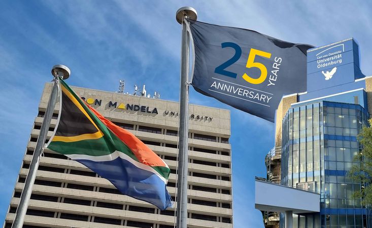 25 Jahre Kooperation NMU und UOL Universitätsgebäude der NMU und der UOL mit Flagge, auf der das Kooperationslogo zu sehen ist