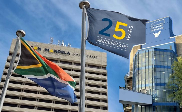 25 Jahre Kooperation NMU und UOL Universitätsgebäude der NMU und der UOL mit Flagge, auf der das Kooperationslogo zu sehen ist