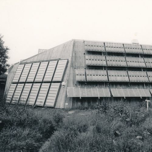 Das Bild zeigt das Energielabor von außen. Zu erkennen sind auch verschiedene Solarmodule an den Wänden.