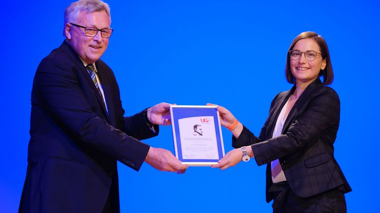 Werner Brinker überreicht eine Urkunde an Marion Koelle.