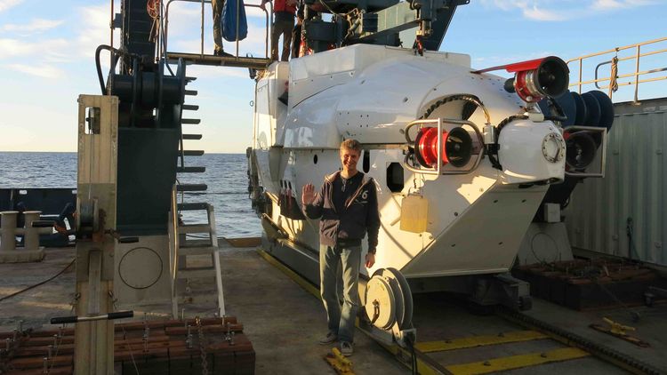 Das Tauchboot befindet sich am Heck des Forschungsschiffes, zu sehen ist die Vorrichtung, die es ins Wasser hievt. 