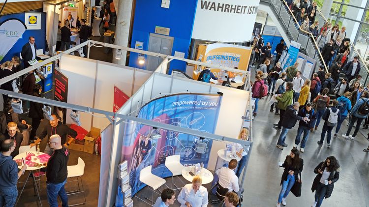 Messestände mit Studierenden