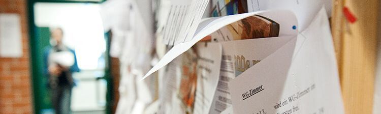 Pinnwand am Campus mit zahlreichen Aushängen