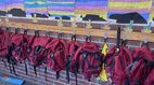 Praktikum im Ausland (Schule): Rucksäcke hängend an einer Garderobe 