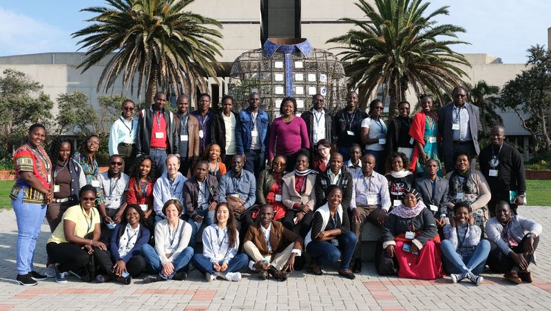Gruppenfoto - Master- und Promotionsstudierende sowie die betreuuenden Lehrenden auf dem Campus der Nelson Mandela Universität, Südafrika.