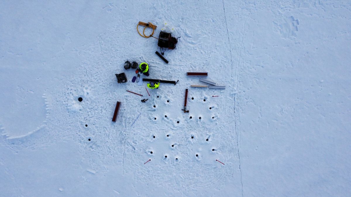 Expedition Arktis: Dem Klimawandel auf der Spur —  Lina Aleke Holthusen — Im Rahmen eines Early-Career-Scientist Programms durfte ich an einer Expedition mit dem schwedischen Eisbrecher Oden in die Arktis teilnehmen. Wir untersuchten die Ozeanographie, die Eigenschaften des Meereises und die Auswirkungen des Klimawandels in der Arktis. Mein Schwerpunkt lag dabei auf der Erforschung von Treibhausgasen im und unter dem Eis, wofür wir die Eisbohrungen auf diesem Foto durchgeführt haben. 