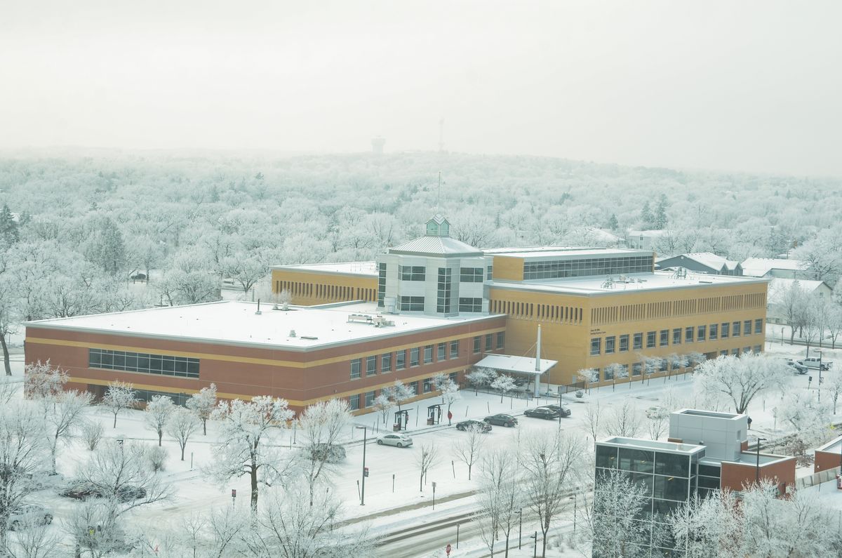 Frost auf den Bäumen und Gebäuden vom Miller Center