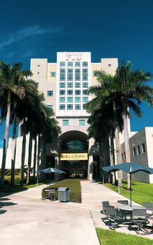 Erfahrungsbericht Fulbright Stipendium Florida international University  FIU Eingang mit Plamen am Rand