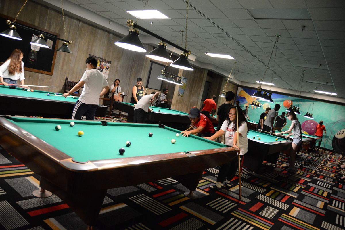 Studierende beim Poolbillard