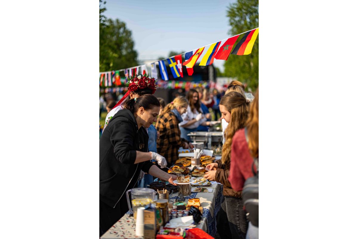 Essensstand auf dem Internationalen Sommerfest 2025