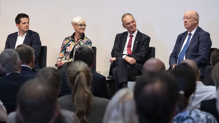 Partner des Innovationsquartiers Oldenburg auf der Bühne der Alten Fleiwa im Gespräch