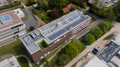 PV-Anlage auf dem Dach von Gebäude W30.