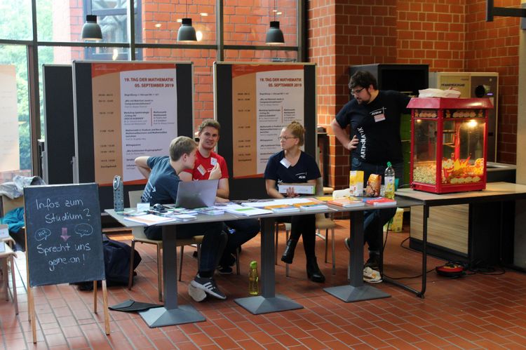 Studierende der Fachschaft am Fachschaftsstand