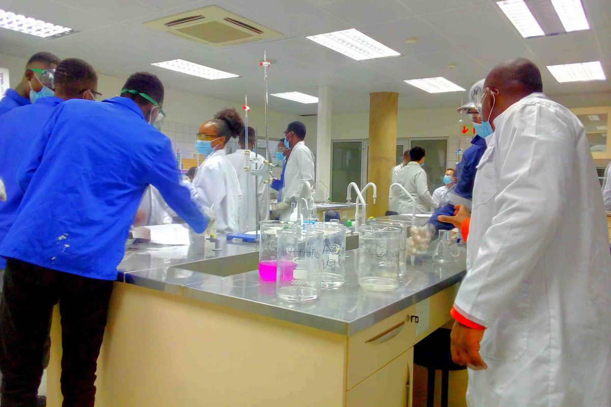 NUST Ein Chemielabor an der Namibia University of Science and Technology (NUST) mit Studierenden, die an Experimenten arbeiten.