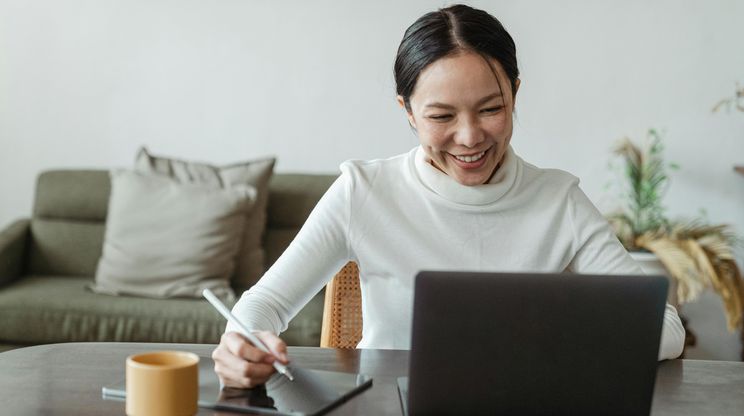 Blended Intensive Programme für Studierende woman smiling at laptop screen