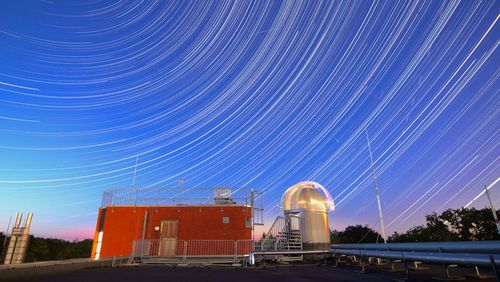 Totale der Aufbauten auf dem Dach unter dem Sternenhimmel, die Sterne sind wegen der Langzeitbelichtung ls "Strichspur" zu erkennen