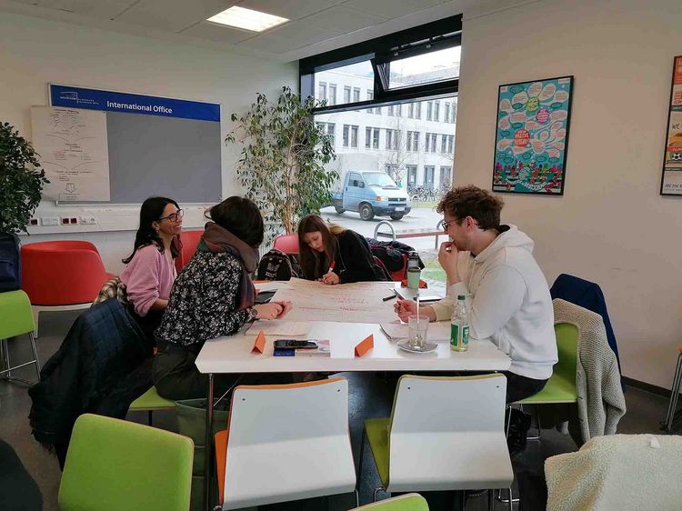 Schulung Orientierung PLUS Eine Gruppe von vier Personen sitzt im IKT der Universität Oldenburg und nimmt an einer Schulung teil.