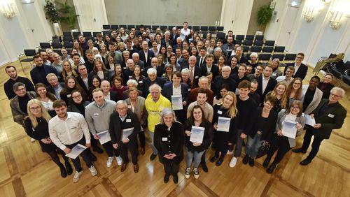 Gruppenfoto der Deutschlandstipendiat*innen 2023/24 und der Fördernden