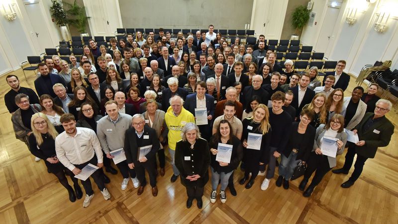 Gruppenfoto der Deutschlandstipendiat*innen 2023/24 und der Fördernden