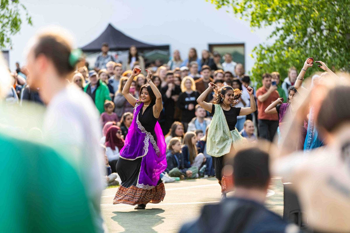 Tanzgruppe auf dem Internationalen Sommerfest 2025