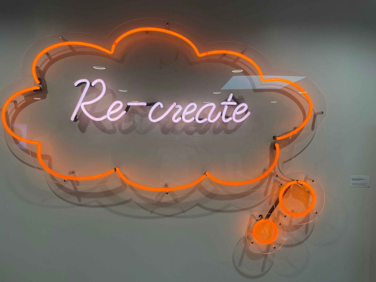 Teaching Across Borders Eine Neon-Installation mit dem Wort "Re-create".