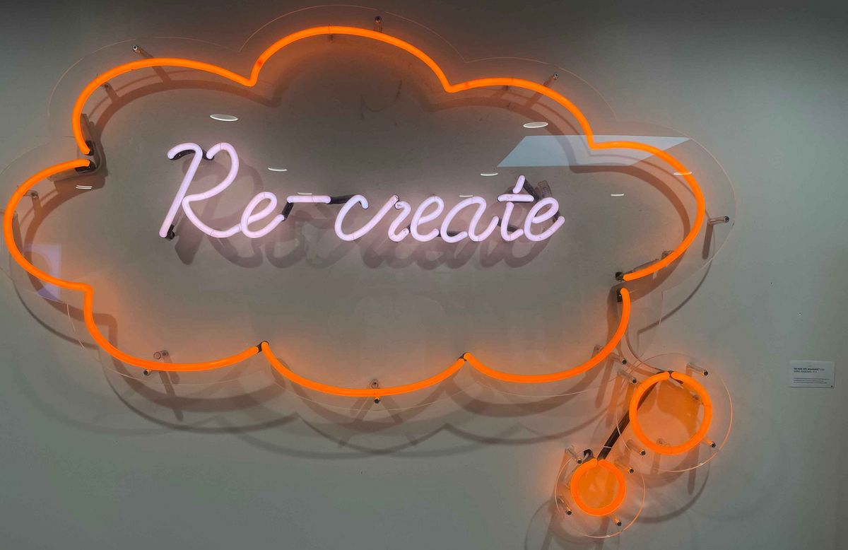 Teaching Across Borders Eine Neon-Installation mit dem Wort "Re-create".