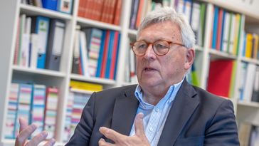 Bild von Brinker im Gespräch.