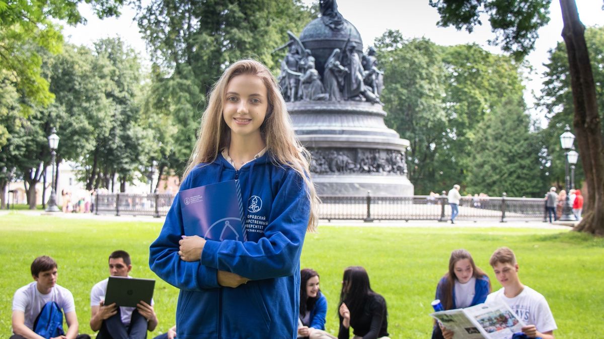 Studierende der der Novgorod State University mit Uni-Unterlagen in der Hand