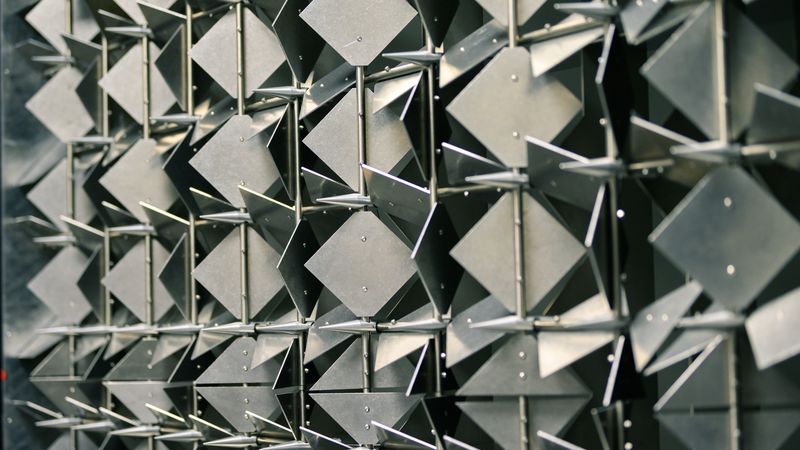 Seitliche Großaufnahme der Metallplatten, die in verschiedene Richtungen gedreht sind.