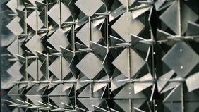 Seitliche Großaufnahme der Metallplatten, die in verschiedene Richtungen gedreht sind.