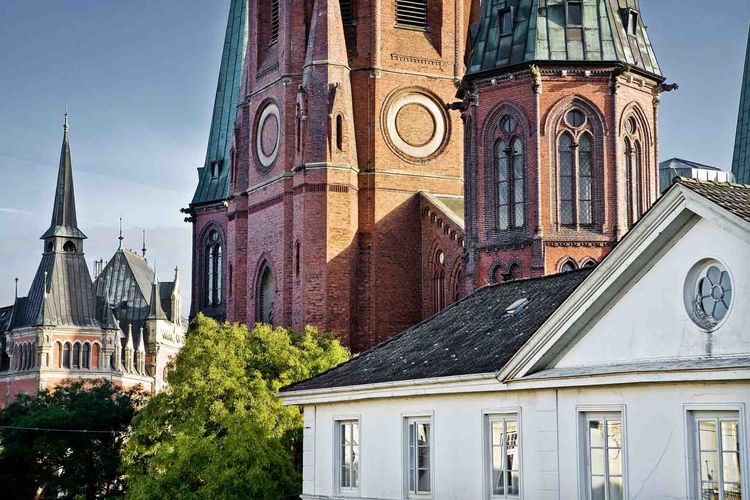 Blick auf die Lamberti-Kirche Die Lambertikirche in Oldenburg mit roten Backsteintürmen und grünen Kupferhauben.