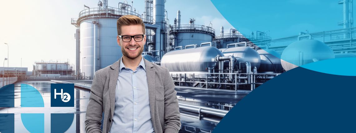 Ein Mann vor einem Wasserstoffkraftwerk und lächelt in die Kamera.