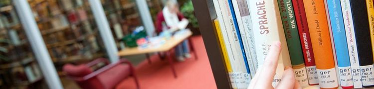 Bücherreihen in der Bibliothek 