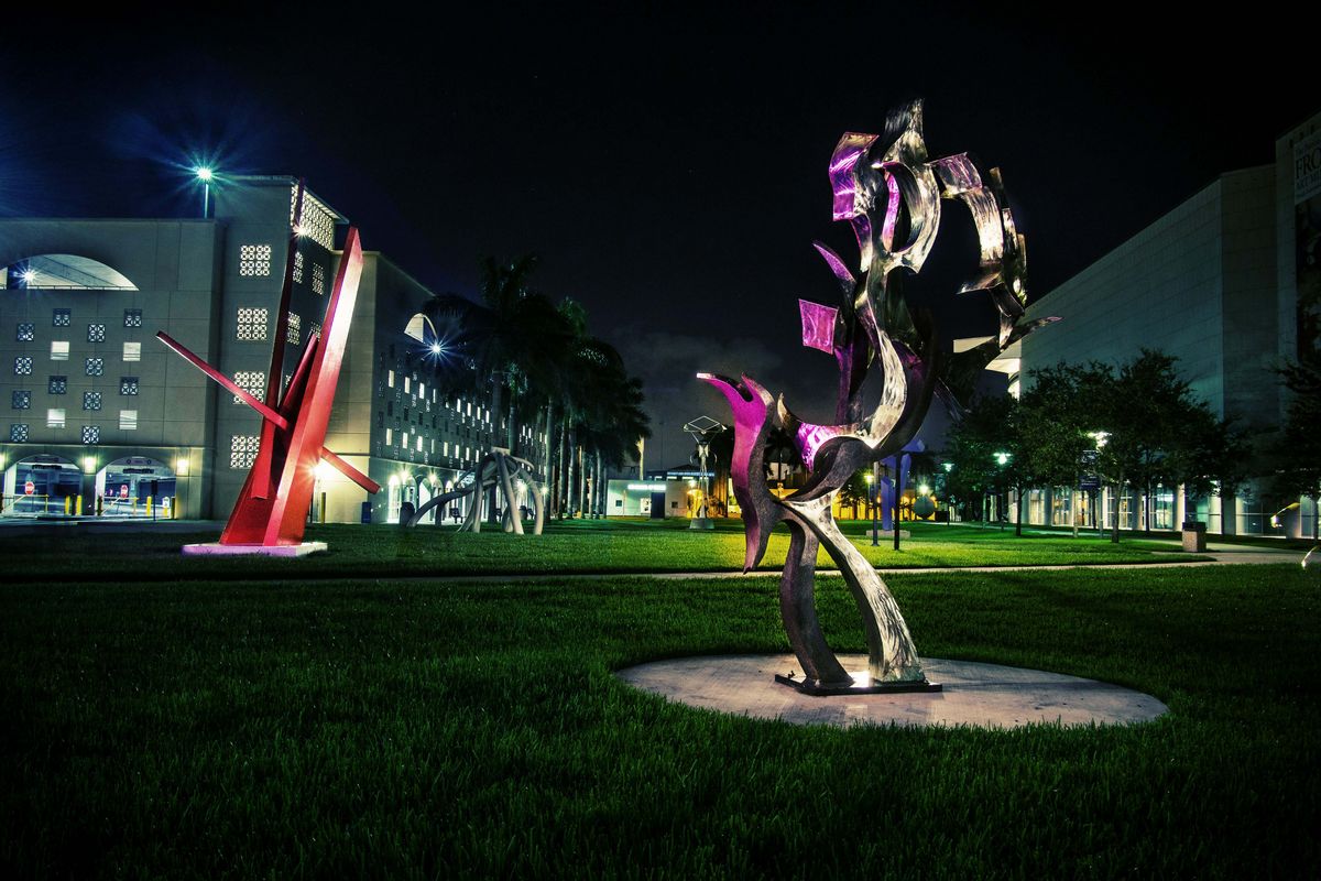 Kunstausstellung bei Nacht