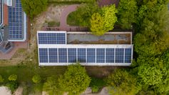 PV-Anlage auf dem Dach des Fitness- und Gesundheitszentrums.